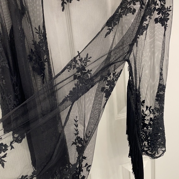 Black net floral top. - Picture 5 of 5